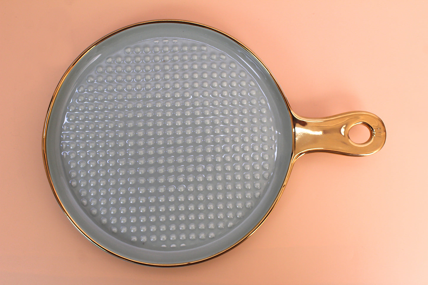 Ceramic round shapped platter with handle