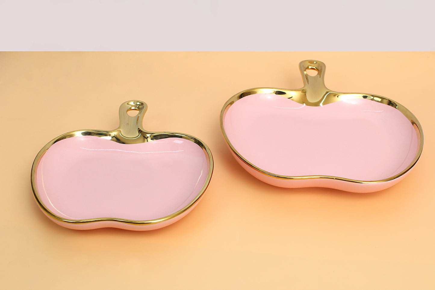 Ceramic plate designed in the shape of an apple with a gold rim | 1 piece
